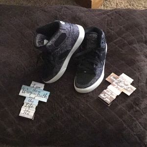 Osiris high tops for big boys size 7.5. 💥